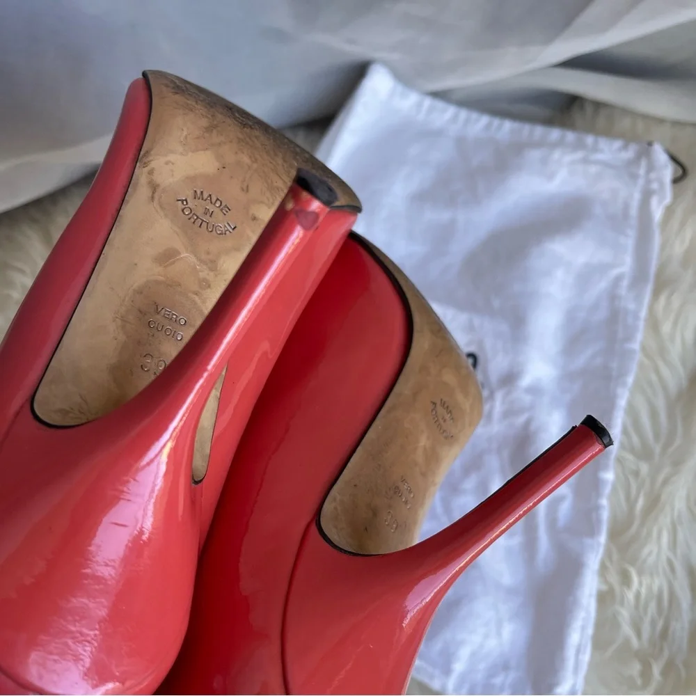 MOSCHINO Salmon Patent Leather Point Toe Pumps Size 39/9